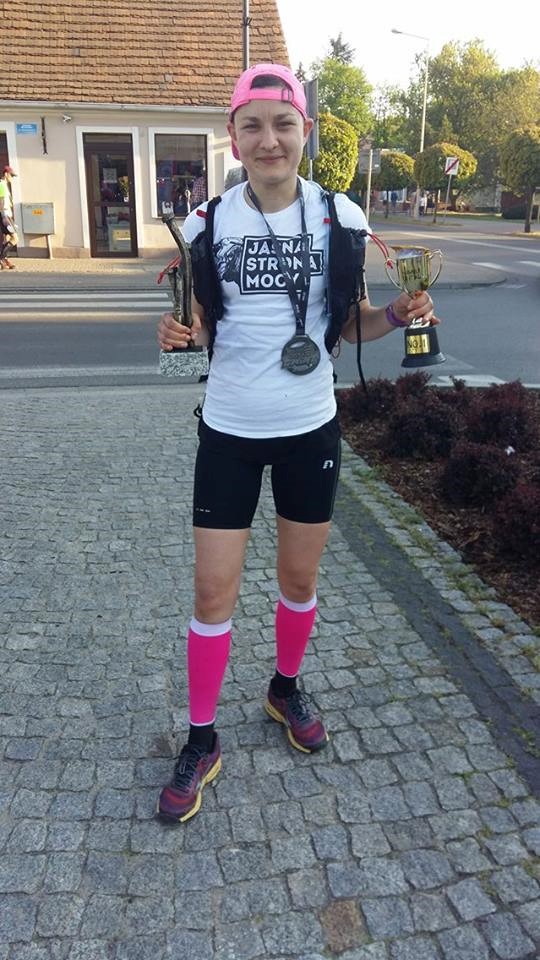 Joanna Pawlik z trofeum biegowym